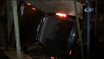 Bursa'da alkollü sürücü, polisten kaçarken inşaata uçtu