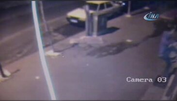 Tekmeyle camı kırmaya çalıştı, güvenlik kamerasına yakalandı