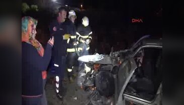 Domates yüklü kamyonete arkadan çarptı