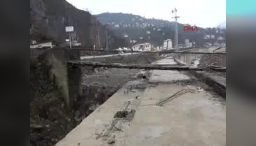 Rize'de asma köprü, duble yol inşaatının üzerinde kaldı