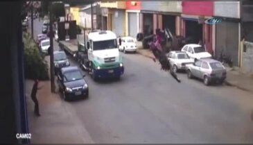 Gözlerinize inanamayacaksınız: Bu kazadan kurtuldu