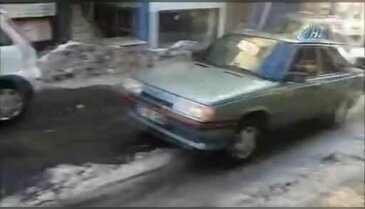 Yolda biriken kar sürücüleri perişan etti