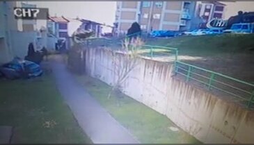 Freni patlayan otomobil, apartman girişine uçtu