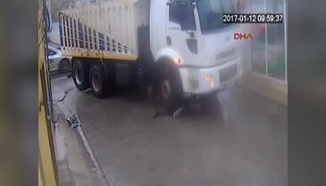 Fethiye yolun karşısına geçmek isterken kamyonun altında kaldı
