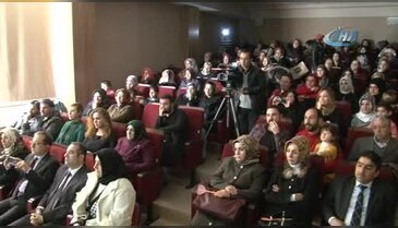 Ev hanımları sergiledikleri tiyatroda usta oyunculara taş çıkardı