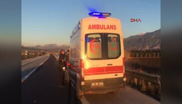 Hafif ticari araç bariyerlere çarptı: 5 yaralı