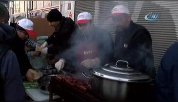 Esnaftan yüzlerce kişiye sucuk ekmek ikramı