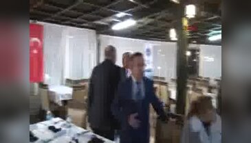 Görme engellilerle empati için siyah bantla yemek yediler