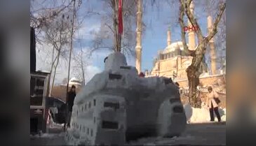 15 Temmuz şehitleri anısına kardan tank yaptılar