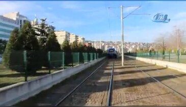 Tel örgünün üzerinden atlayan gence tramvay çarptı
