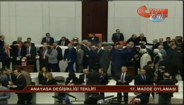 CHP milletvekillerinden 'Anayasa'lı protesto