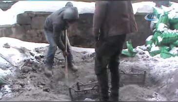 Ailelerine yardım için çöplüklerden yanmamış kömürleri topluyorlar