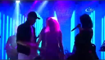 Hande Yener Bursa'da gençlik festivalinde sahne aldı