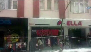 Kar kütlesinin altında kalmaktan son anda kurtuldu