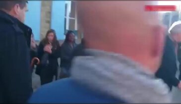 19 yaşındaki genç, Fransa eski başbakanını tokatladı!