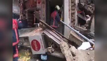 İstanbul'da kullanılmayan bina çöktü