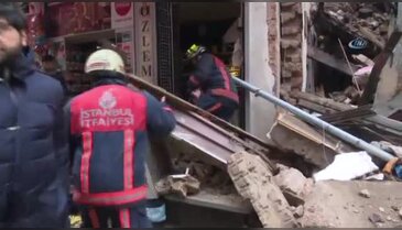 Fatih'te 3 katlı metruk bina çöktü