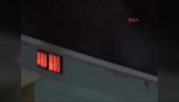Bursa'da çatı yangını site sakinlerini sokağa döktü