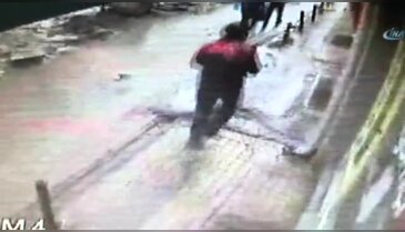 Kar kütlesinin altında kalmaktan son anda kurtuldu