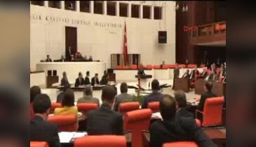 Aylin Nazlıaka, kendini Meclis kürsüsünde mikrofona kelepçeledi