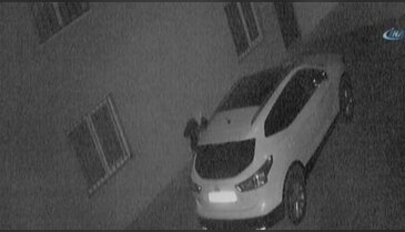 Otomobilin kundaklanma anı kameraya yansıdı