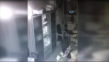 Aynı iş hanına altıncı kez giren hırsızlar kamerada