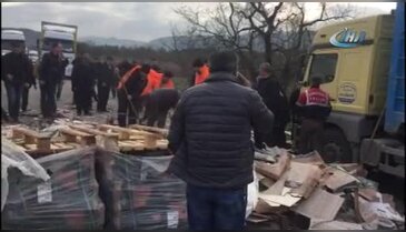Bursa'da fayans yüklü tır devrildi