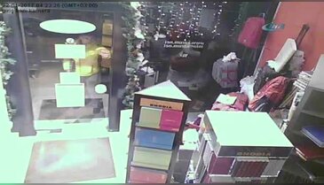 Suç makinesi vücuduyla cam kapıyı böyle kırdı