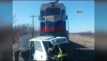 Yük treni otomobil ile çarpıştı: 3 yaralı