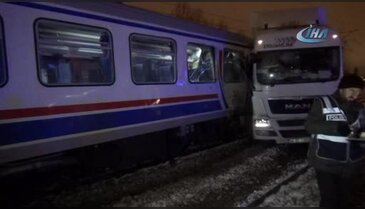 Yolcu treni TIR'a çarptı: 1 ölü, 5 yaralı