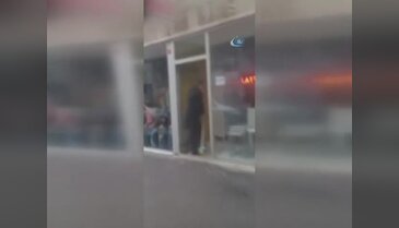 Sokak köpeklerine sopayla dayak kamerada