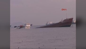 Kuruyük gemisi batmaya başladı