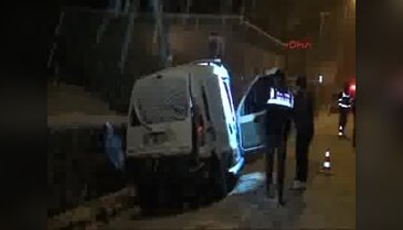 Karlı yolda kontrolden çıkan araç direğe çarptı: 2 ölü 1 yaralı