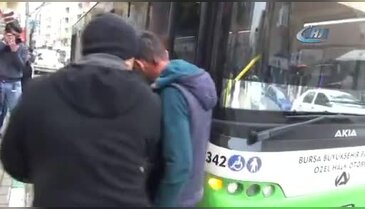 Bursa'da otobüs şoförünü sopalarla dövdüler