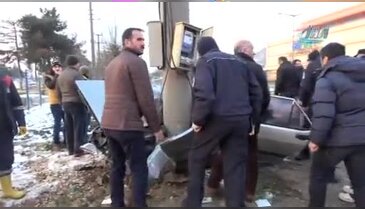 Bursa'da direğe çarpan otomobilde can pazarı