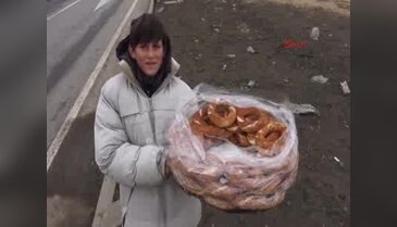 Tatilde simit satarak okul harçlığını çıkarıyor