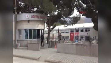 20 günlük bebeğiyle sınava girdi