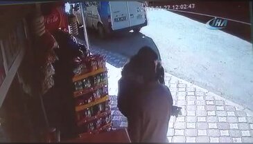 El frenini çekmeyi unuttuğu minibüsün peşinden böyle koştu