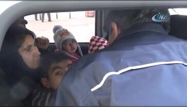 Bursa'da günlerdir sokaklarda yatan 3 çocuklu Afgan aileye polis sahip çıktı