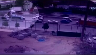12 aracı biçen kamyon dehşeti kamerada