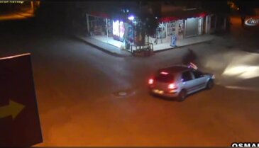 Motosiklet bakkalla böyle daldı
