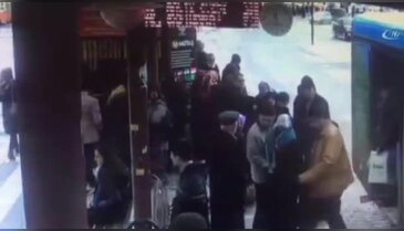 Otomobil otobüs durağına daldı: 1 ölü