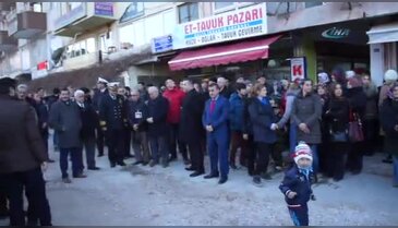 Gazi babasını asker selamıyla karşıladı