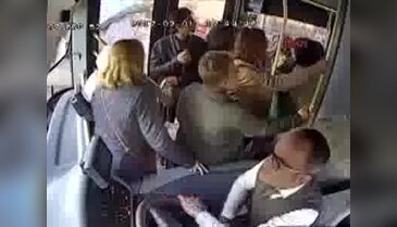 Halk otobüsünde boğazına bıçak dayayıp, polise direndi