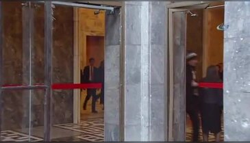 Merkel, Meclis'in bombalanan bölümlerini inceledi