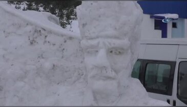 Buz tutan Çıldır Gölü'nde renkli görüntüler