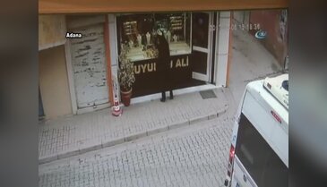 Soyguncuyu tabancayla kovaladı