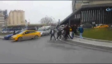 Vatandaş, polise vuran zanlıyı linç etmeye çalıştı