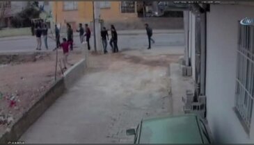 Suriyelilerin taşlı, sopalı kavgası kamerada
