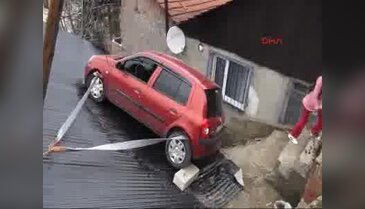 İstanbul'da kadın sürücü fren yerine gaza basınca...